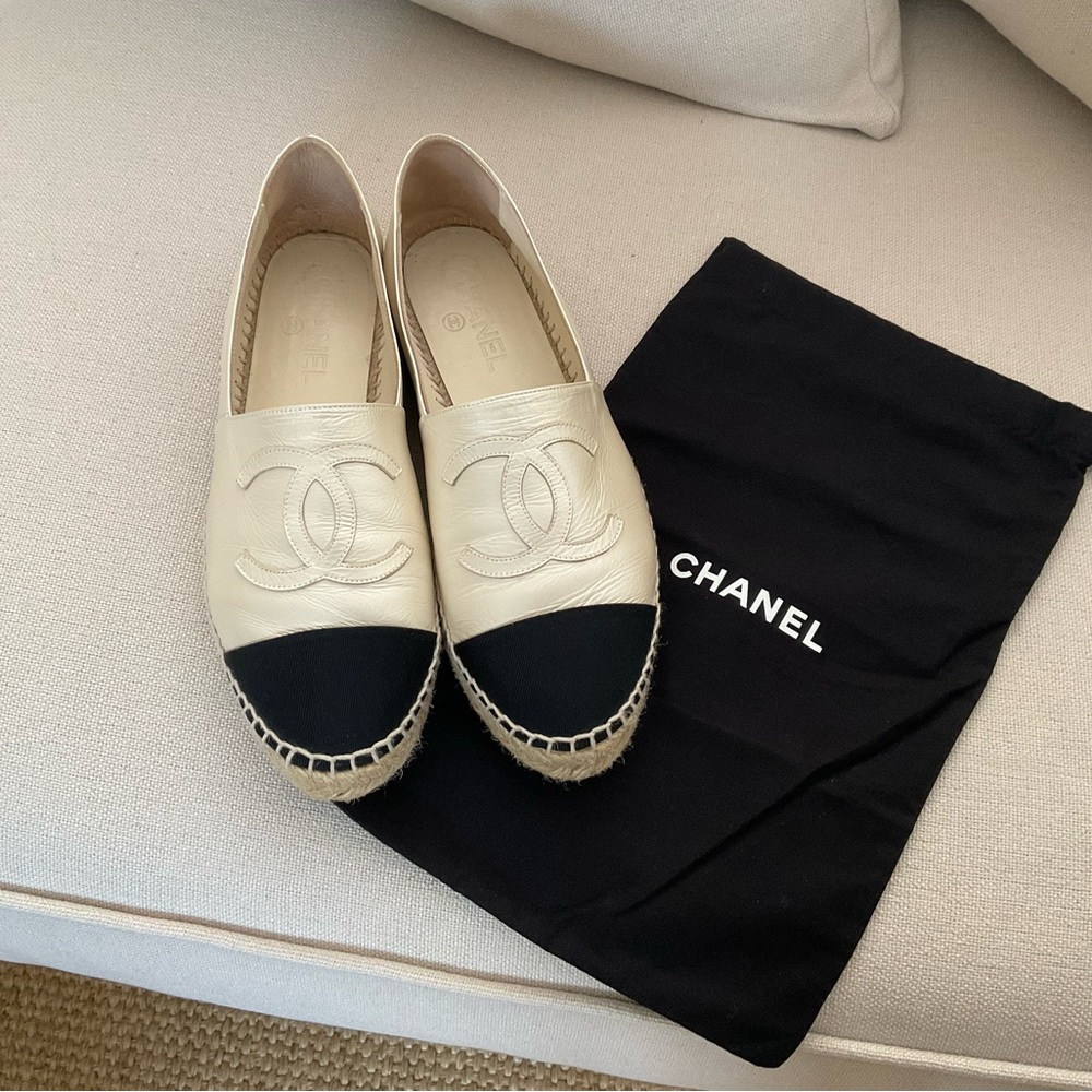 CHANEL CREAM LEATHER CC ESPADRILLES WITH CROSSGRAIN BLACK TOE SIZE 38 FR - US 7
